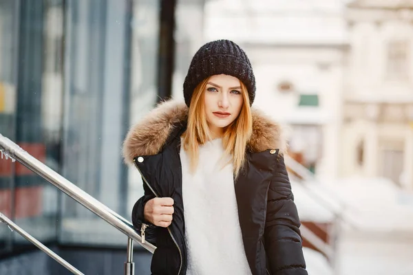 Menina em uma cidade de inverno — Fotografia de Stock