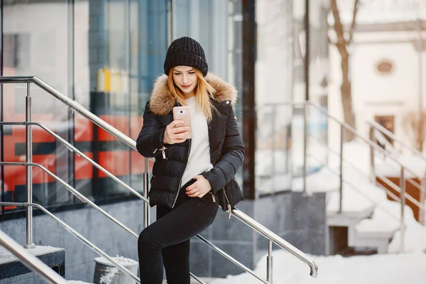 Menina em uma cidade de inverno — Fotografia de Stock