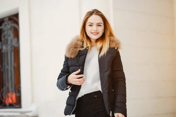 Menina em uma cidade de inverno — Fotografia de Stock