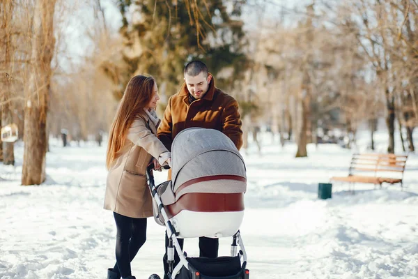 Família em um parque de inverno — Fotografia de Stock