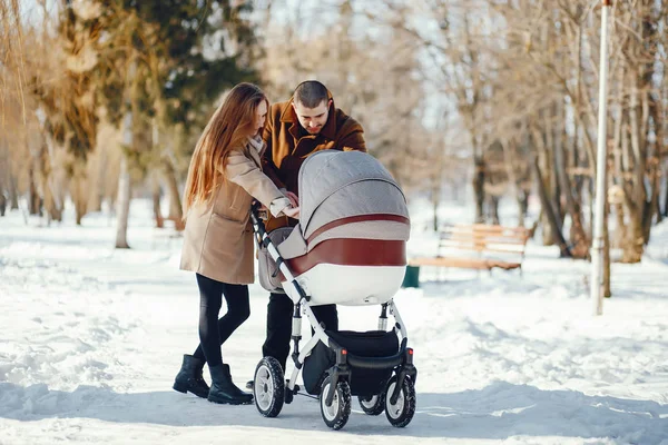 Familie im Winterpark — Stockfoto