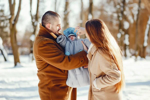 Familie im Winterpark — Stockfoto