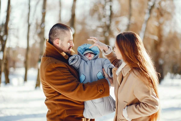 Familie im Winterpark — Stockfoto