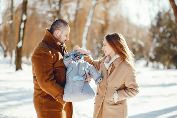 Familie im Winterpark — Stockfoto