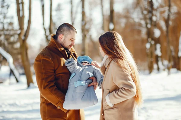 Familie im Winterpark — Stockfoto