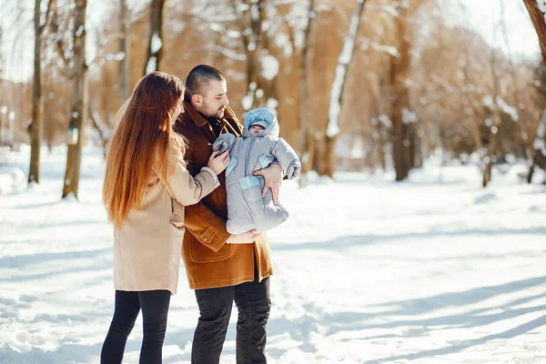 Familjen i en winter park — Stockfoto