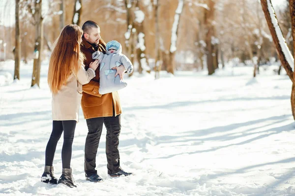 Familjen i en winter park — Stockfoto