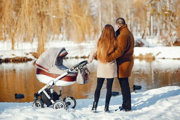 Familie im Winterpark — Stockfoto