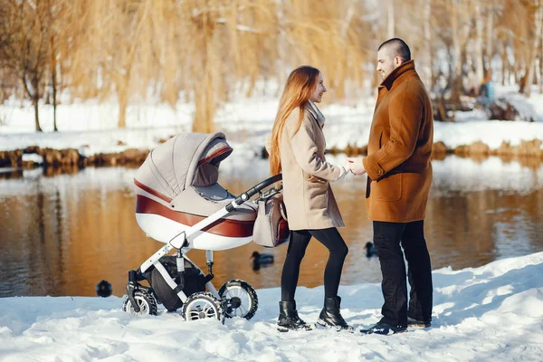 Familie im Winterpark — Stockfoto