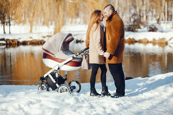 Familie im Winterpark — Stockfoto