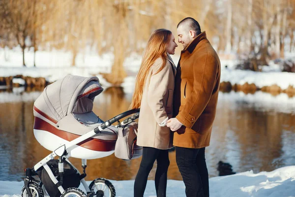 Familjen i en winter park — Stockfoto