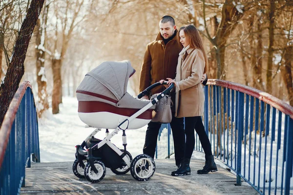 Familjen i en winter park — Stockfoto