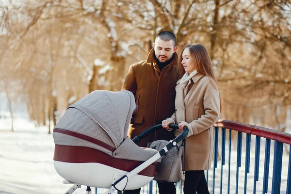 Familie im Winterpark — Stockfoto