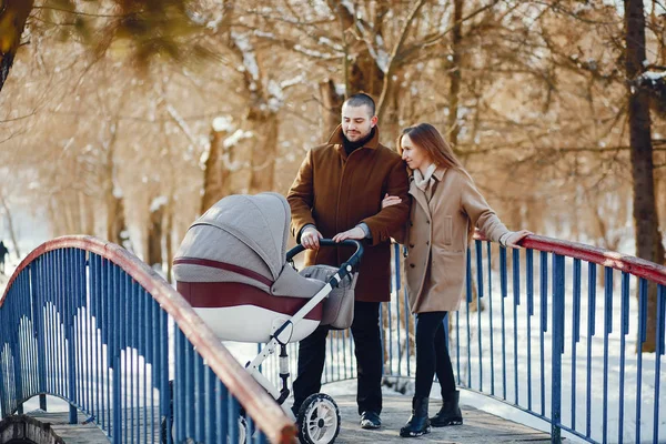 父は、道路に彼の息子をソリします。 — Stock fotografie