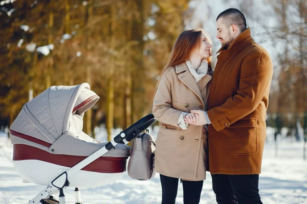 Família em um parque de inverno — Fotografia de Stock