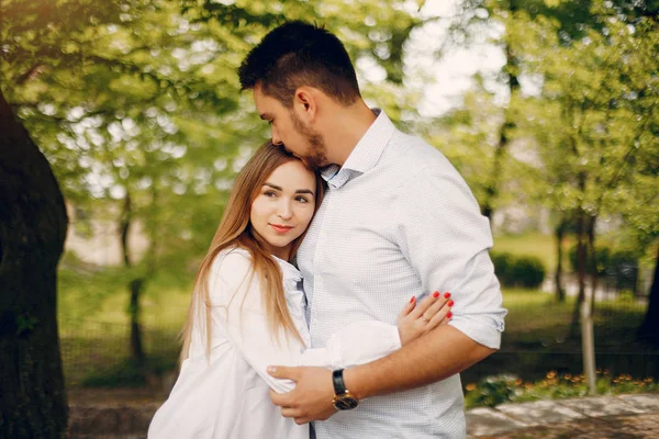 Beautiful couple spend time in a summer park — Stock Photo, Image