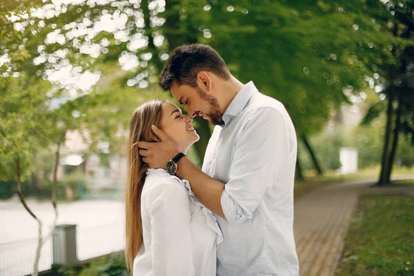 Όμορφο ζευγάρι περνούν το χρόνο τους σε ένα καλοκαιρινό πάρκο — Φωτογραφία Αρχείου