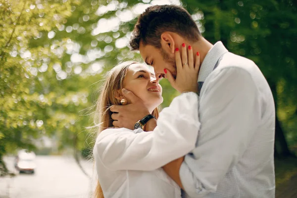 Beautiful couple spend time in a summer park — Stock Photo, Image