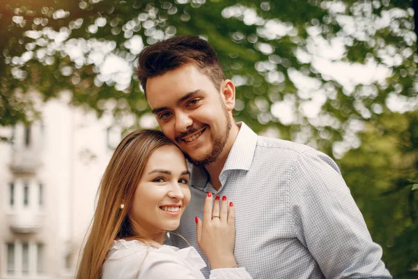 Hermosa pareja pasar tiempo en un parque de verano —  Fotos de Stock