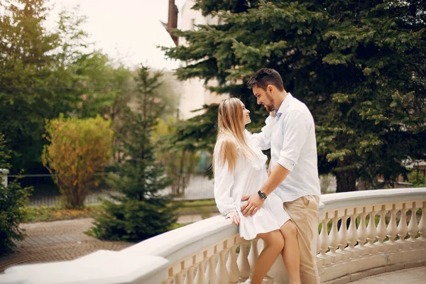 Hermosa pareja pasar tiempo en un parque de verano —  Fotos de Stock