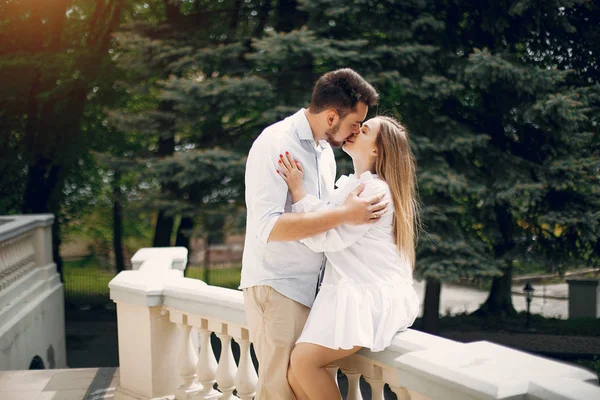 Hermosa pareja pasar tiempo en un parque de verano —  Fotos de Stock