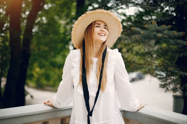 Elegant en stijlvol meisje in een lentepark — Stockfoto