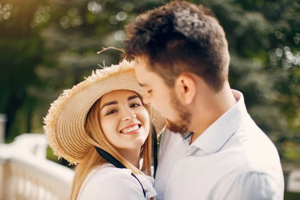 Belo casal passar o tempo em um parque de verão — Fotografia de Stock