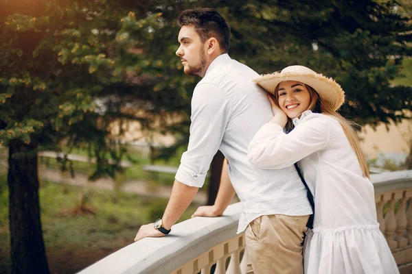 Hermosa pareja pasar tiempo en un parque de verano —  Fotos de Stock