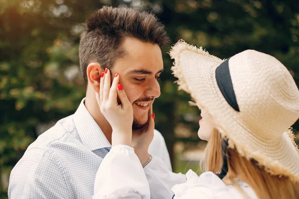 Beau couple passer du temps dans un parc d'été — Photo