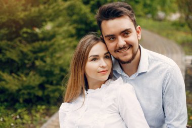 Güzel bir çift yaz parkında vakit geçirir.