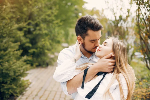 Mooi koppel brengen tijd door in een zomerpark — Stockfoto