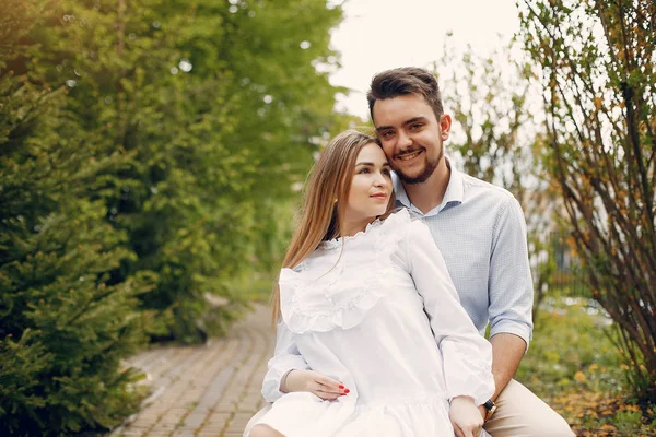 Beautiful couple spend time in a summer park — Stock Photo, Image