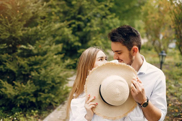 Beautiful couple spend time in a summer park — Stock Photo, Image