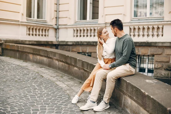 Beautiful couple spend time in a summer city — Stock Photo, Image