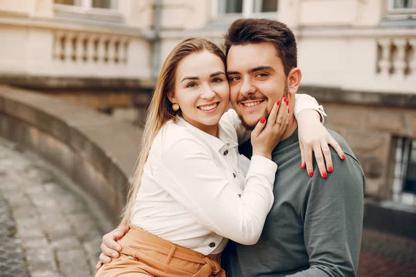 Hermosa pareja pasar tiempo en una ciudad de verano — Foto de Stock