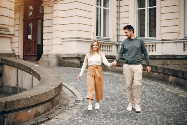 Hermosa pareja pasar tiempo en una ciudad de verano —  Fotos de Stock