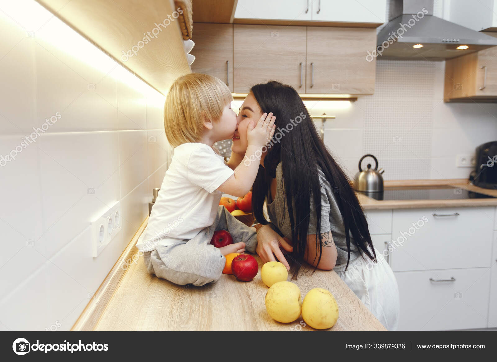 мама в декрете. кухня для детей. домашние жоска с мамой. кухня для детей. мама с ребенком на кухне.