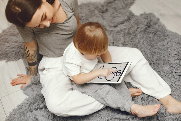 Mãe e filho pequeno diversão em casa — Fotografia de Stock