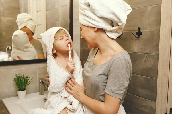 Annesi küçük oğluna dişlerini fırçalamayı öğretiyor. — Stok fotoğraf