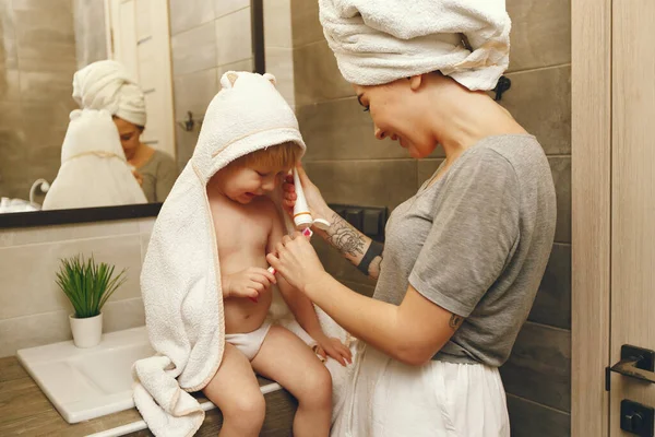 Máma učí malého syna čistit si zuby — Stock fotografie