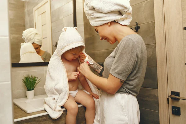 Máma učí malého syna čistit si zuby — Stock fotografie