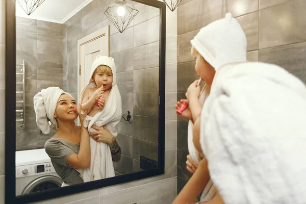 Mom teaches little son to brush his teeth — Stock Photo, Image