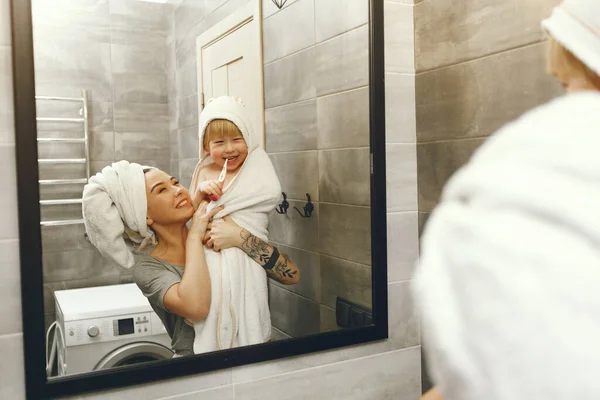 Máma učí malého syna čistit si zuby — Stock fotografie