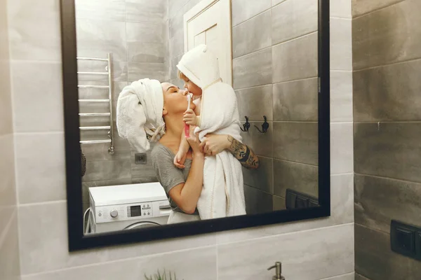 Mãe ensina o filho a escovar os dentes — Fotografia de Stock