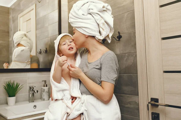 Annesi küçük oğluna dişlerini fırçalamayı öğretiyor. — Stok fotoğraf
