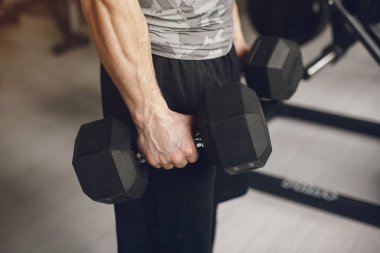 Yakışıklı bir adam spor salonunda nişanlandı.