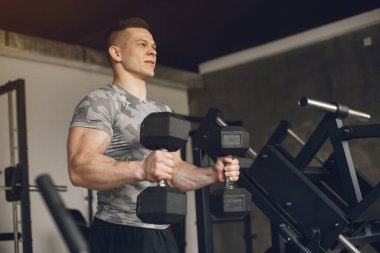 Yakışıklı bir adam spor salonunda nişanlandı.