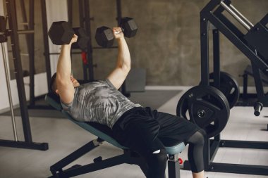 Yakışıklı bir adam spor salonunda nişanlandı.