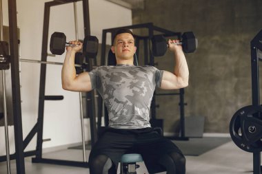 Yakışıklı bir adam spor salonunda nişanlandı.