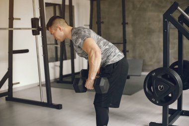 Yakışıklı bir adam spor salonunda nişanlandı.